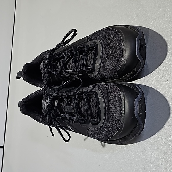 Under armour black size 10.5 athletic shoes - Picture 2 of 6